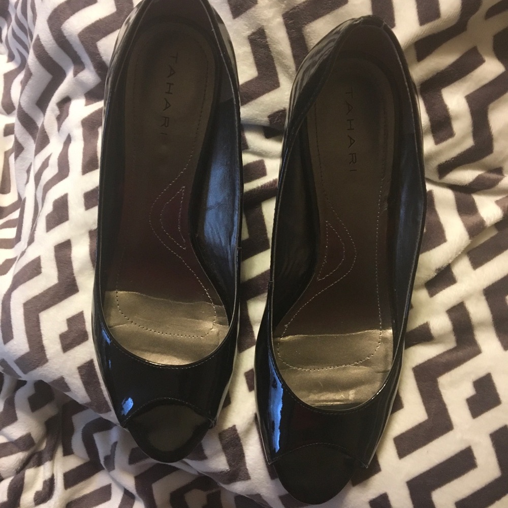 Tahari black open toe 2 1/2 in heel. Sz 9